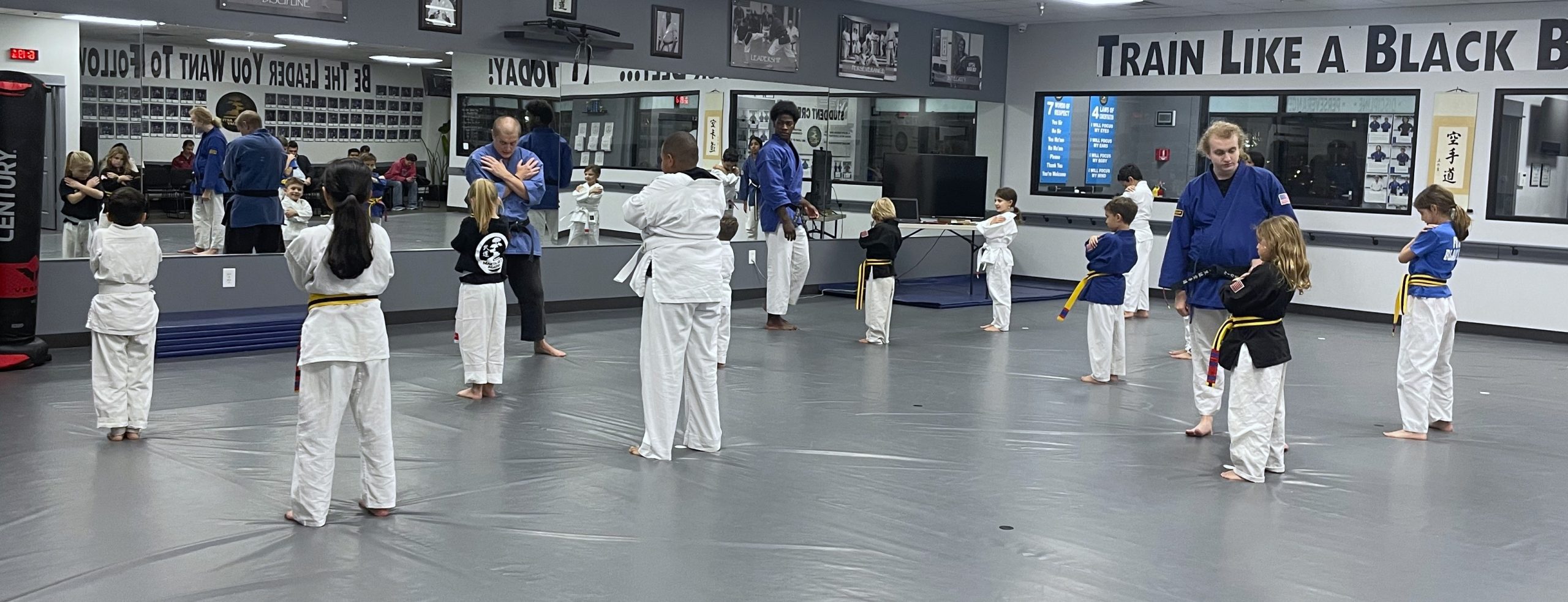 children in martial arts class
